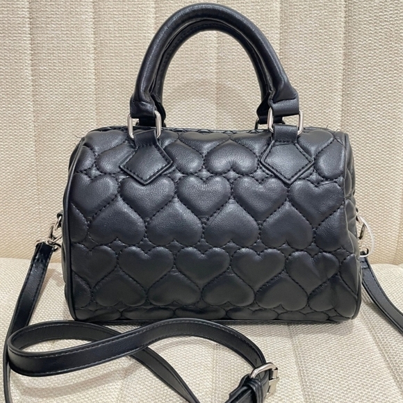 🔹️Betsey Johnson🔹 Black Heart Quilted Medium Barrel Satchel XOJEAN Chain Skull - Picture 4 of 6